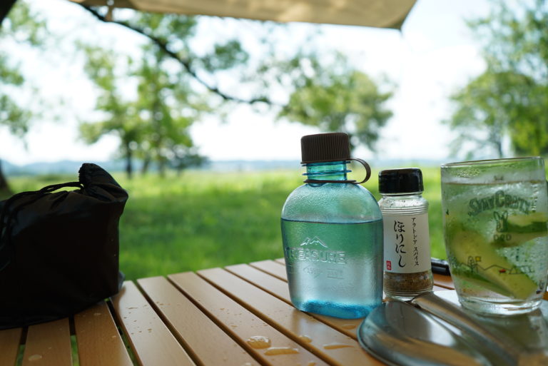 夏本番・河原の緑地での野営キャンプは涼しいながらも、深夜のゲリラ豪雨で撤退を余儀なくされる